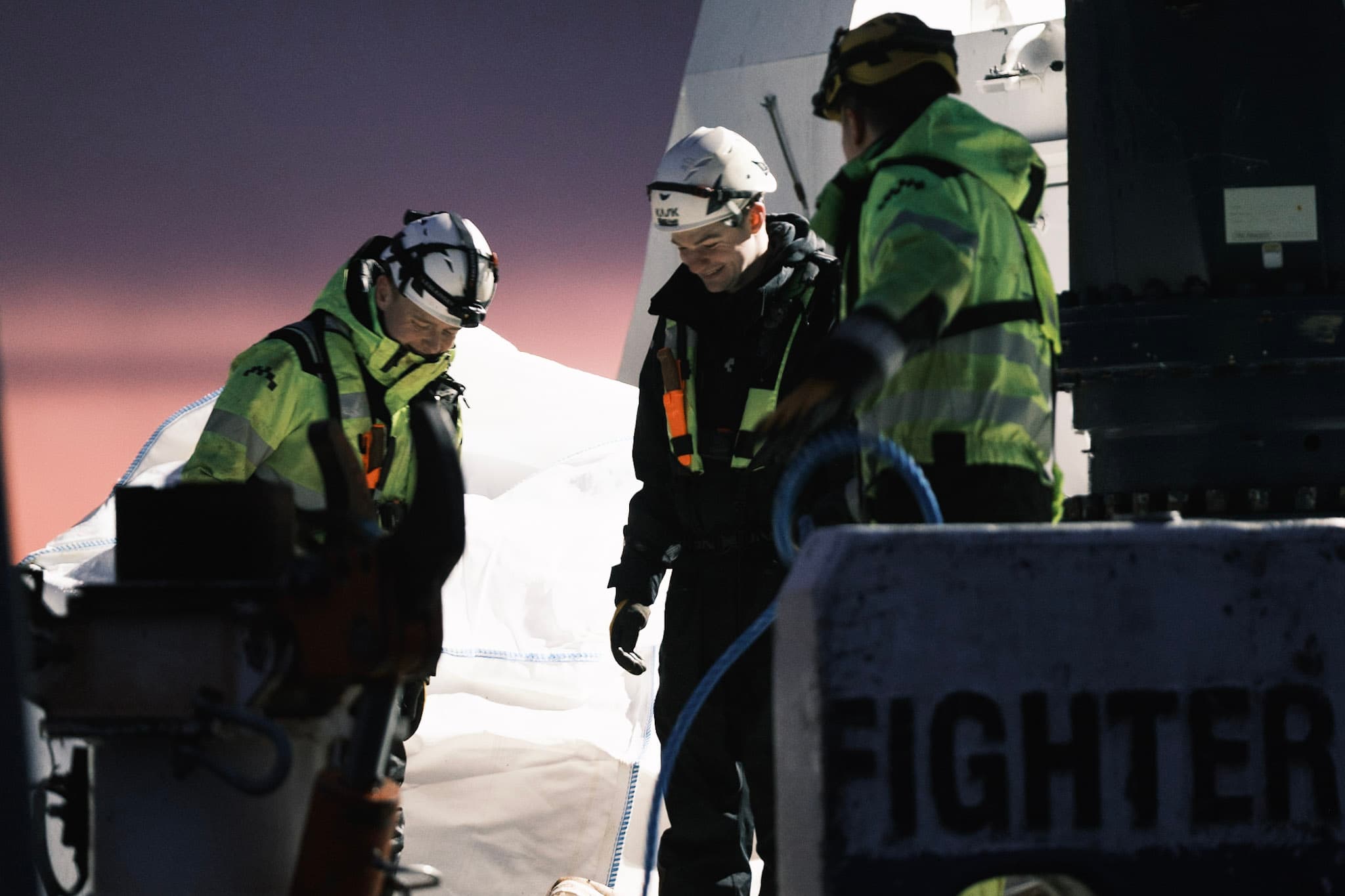 Crew på dekk av Akva Fighter